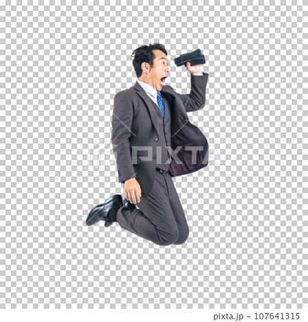 PNG中年商人用雙筒望遠鏡跳躍-剪紙背景透明 107641315