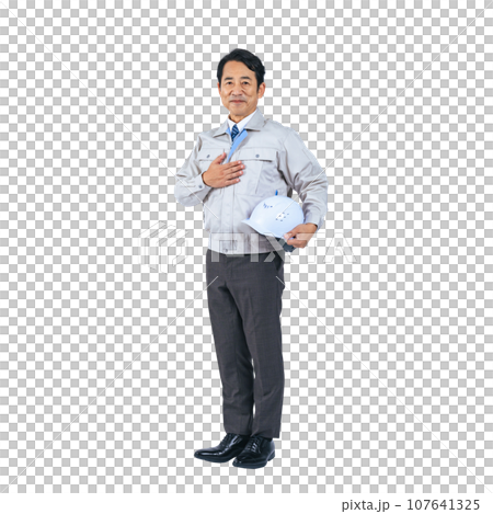PNG中年男性工程師把手放在胸前，剪裁背景透明 107641325