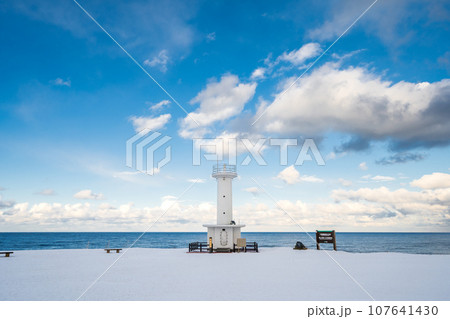 「青森県」冬の階上灯台の風景　小舟渡海岸 107641430