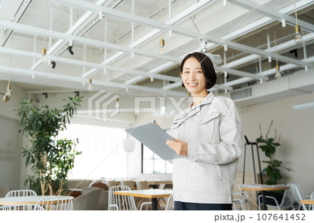 建物のメンテナンスをする作業着の女性 建物のメンテナンスをする作業着の女性 107641452