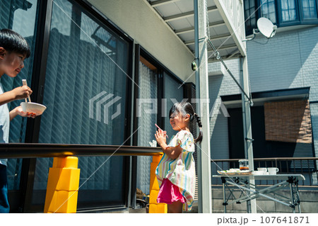 お庭で雨樋流しそうめん 107641871