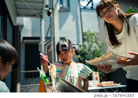 雨どい流しそうめん 107641883