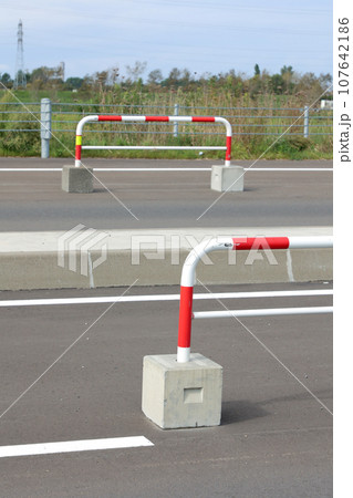 柵, 屋外, 紅白, ガード, ガードレール, 安全, 注意, 警告 107642186