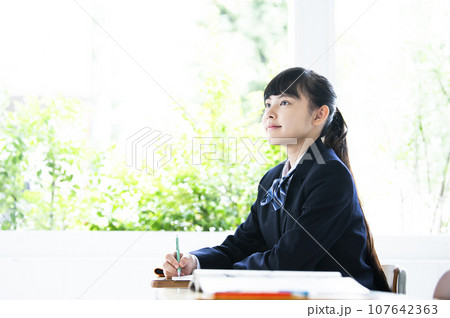 勉強する女子中学生 勉強する女子中学生 107642363