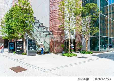 【東京都】綺麗に整備された東急歌舞伎町タワー周辺の街並み 107642753