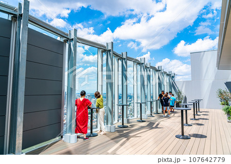 【東京都】青空が広がる東急歌舞伎町タワーの展望台 【東京都】青空が広がる東急歌舞伎町タワーの展望台 107642779