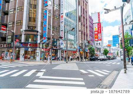 【東京都】たくさんのビルが建ち並ぶ新宿東口の街並み 107642789