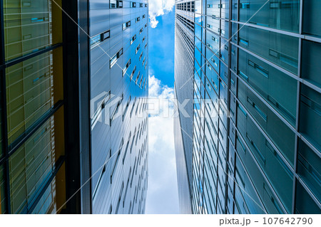 【東京都】新宿のビルの隙間から見える空 107642790