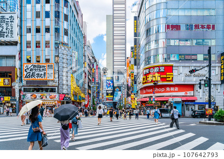 【東京都】たくさんの人が行き交う新宿の歌舞伎町 107642793