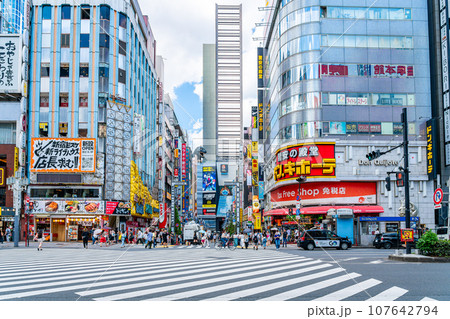 【東京都】たくさんの人が行き交う新宿の歌舞伎町 107642794