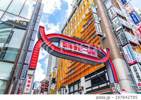 【東京都】高層ビルに囲まれた新宿の歌舞伎町一番街 【東京都】高層ビルに囲まれた新宿の歌舞伎町一番街 107642795