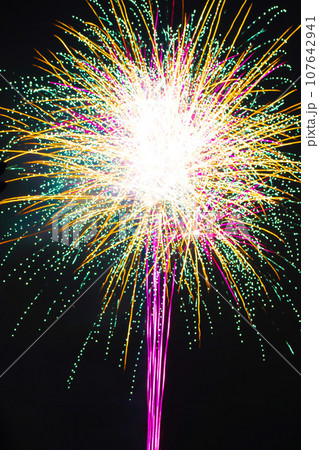 夜空に打ちあがる花火 107642941