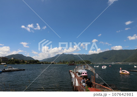 河口湖 一列 漕ぐ 107642981