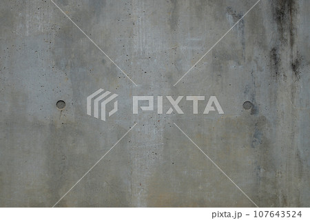 古いコンクリートの外壁　暗め 107643524