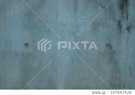 古いコンクリートの外壁　暗め 寒色 107643526