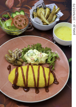 ランチ　オムライス　ポテトサラダ　フライドポテト　コーンスープ　縦位置 107643570