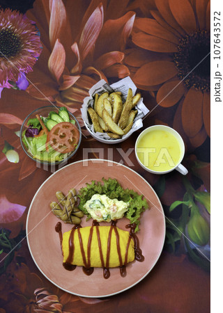 ランチ オムライス ポテトサラダ フライドポテト コーンスープ 縦位置 ランチ オムライス ポテトサラダ フライドポテト コーンスープ 縦位置 107643572