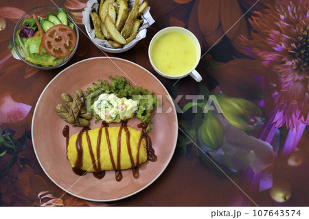 ランチ オムライス ポテトサラダ フライドポテト コーンスープ ランチ オムライス ポテトサラダ フライドポテト コーンスープ 107643574