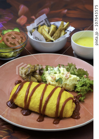 ランチ オムライス ポテトサラダ フライドポテト コーンスープ 縦位置 ランチ オムライス ポテトサラダ フライドポテト コーンスープ 縦位置 107643575