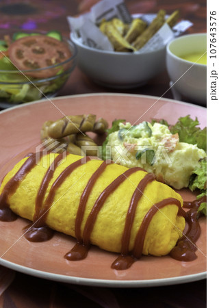 ランチ　オムライス　ポテトサラダ　フライドポテト　コーンスープ　縦位置 107643576