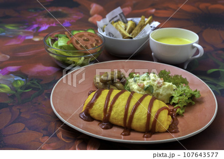 ランチ　オムライス　ポテトサラダ　フライドポテト　コーンスープ 107643577