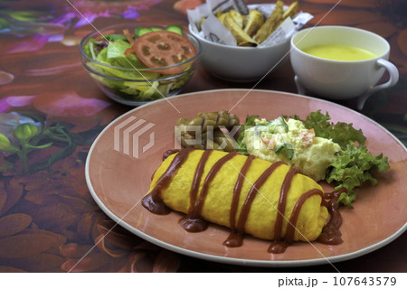 ランチ　オムライス　ポテトサラダ　フライドポテト　コーンスープ 107643579