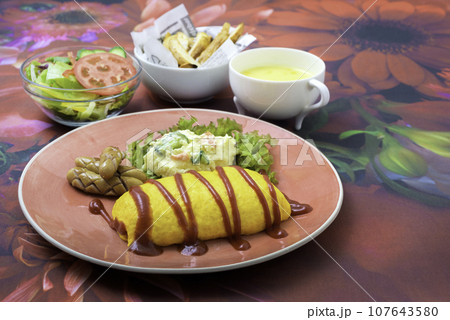 ランチ　オムライス　ポテトサラダ　フライドポテト　コーンスープ 107643580