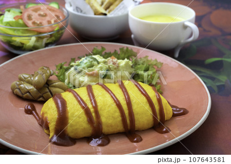 ランチ オムライス ポテトサラダ フライドポテト コーンスープ ランチ オムライス ポテトサラダ フライドポテト コーンスープ 107643581