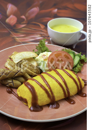 ランチ オムライス ポテトサラダ フライドポテト コーンスープ 縦位置 ランチ オムライス ポテトサラダ フライドポテト コーンスープ 縦位置 107643582