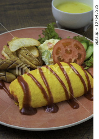 ランチ オムライス ポテトサラダ フライドポテト コーンスープ 縦位置 ランチ オムライス ポテトサラダ フライドポテト コーンスープ 縦位置 107643585