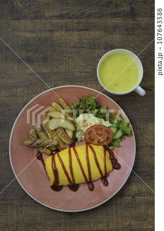 ランチ　オムライス　ポテトサラダ　フライドポテト　コーンスープ　縦位置 107643586