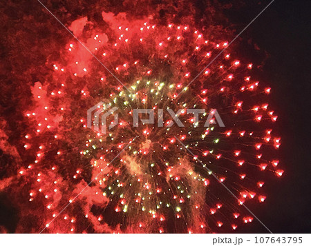 夏の夜空の花火大会 夏の夜空の花火大会 107643795