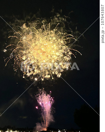 夏の夜空の花火大会 夏の夜空の花火大会 107643807