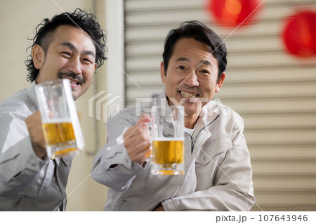 ビールで乾杯する作業員 お仕事お疲れ様~!! ビールで乾杯する作業員 お仕事お疲れ様~!! 107643946