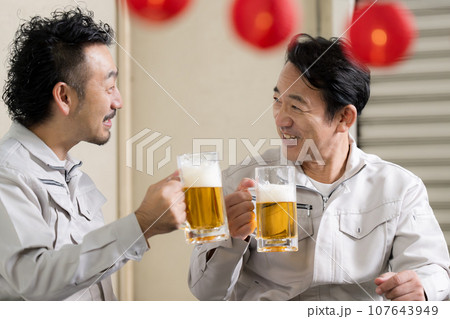 ビールで乾杯する作業員　お仕事お疲れ様～！！ 107643949