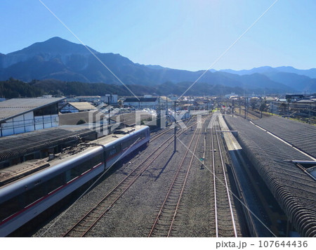 西武秩父駅 10000系ニューレッドアローと武甲山 西武秩父駅 10000系ニューレッドアローと武甲山 107644436