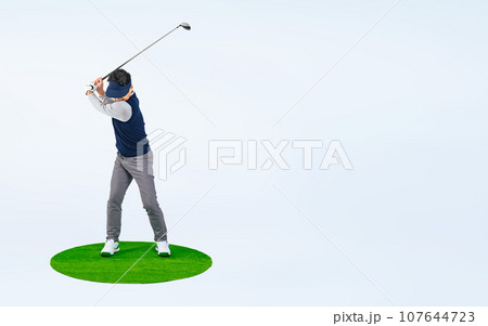 ゴルフをするミドル男性 （切り抜きPNGも販売中！作者プロフィール参照） 107644723