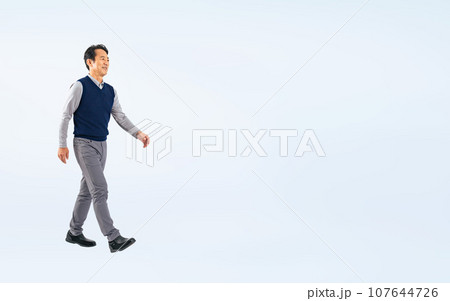 歩くミドル男性 107644726