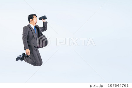 双眼鏡を持ってジャンプする中年ビジネスマン（切り抜きPNGも販売中！作者プロフィール参照） 107644761