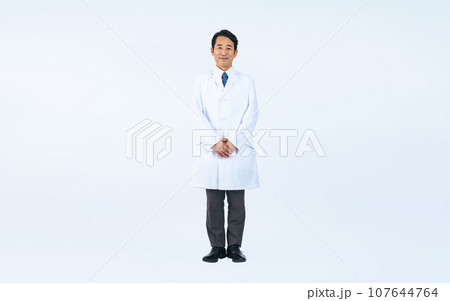 白衣を着た中年男性　医師　科学者（切り抜きPNGも販売中！作者プロフィール参照） 107644764