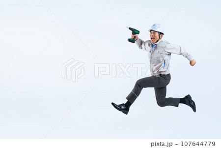 電動ドライバーを持ってジャンプする中年男性作業員 (切り抜きPNGも販売中!作者プロフィール参照) 電動ドライバーを持ってジャンプする中年男性作業員 (切り抜きPNGも販売中!作者プロフィール参照) 107644779
