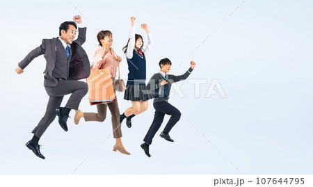 ジャンプする家族 （切り抜きPNGも販売中！作者プロフィール参照） 107644795