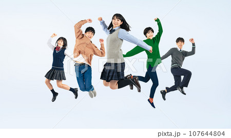 ジャンプする学生グループ　Z世代（切り抜きPNGも販売しています。作者プロフィール参照） 107644804