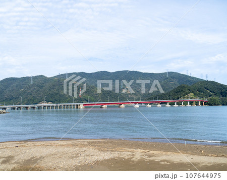 青戸の大橋(国道27号と大島半島の犬見崎を結ぶ橋)と小浜湾。福井県大飯郡おおい町。 107644975