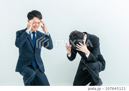 頭を抱えるビジネスマン Business	 頭を抱えるビジネスマン Business	 107645121