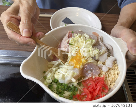 お好み焼きの具材を混ぜる 107645131