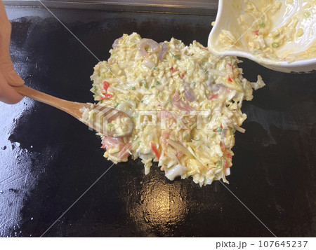 お好み焼きの具材を鉄板に お好み焼きの具材を鉄板に 107645237