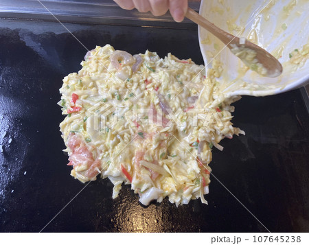 お好み焼きの具材を鉄板に 107645238
