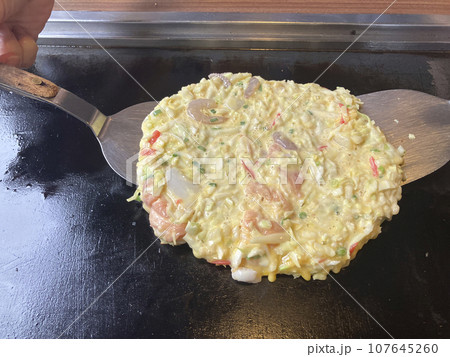 お好み焼きを焼く お好み焼きを焼く 107645260