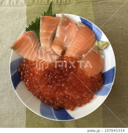 いくら丼 107645354
